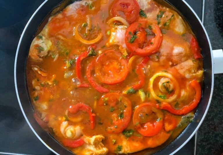 Pez marrajo en salsa de tomate con oregano